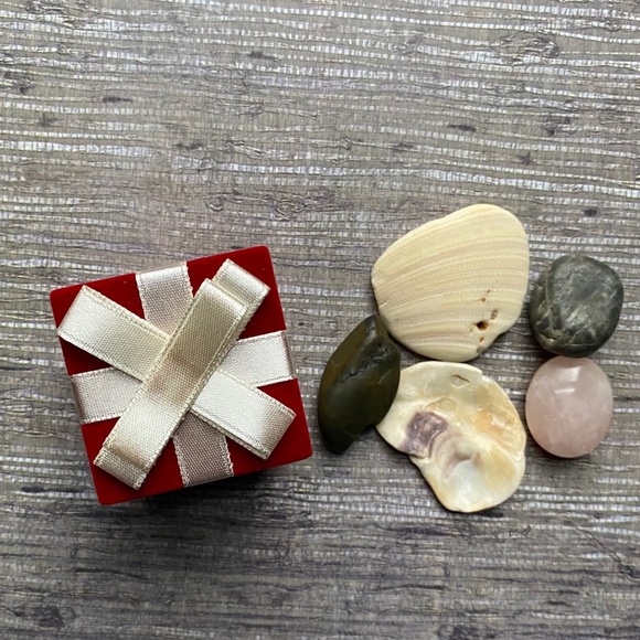 Avon Freshwater Pearl Earrings In Present Gift Box - Picture 7 of 7